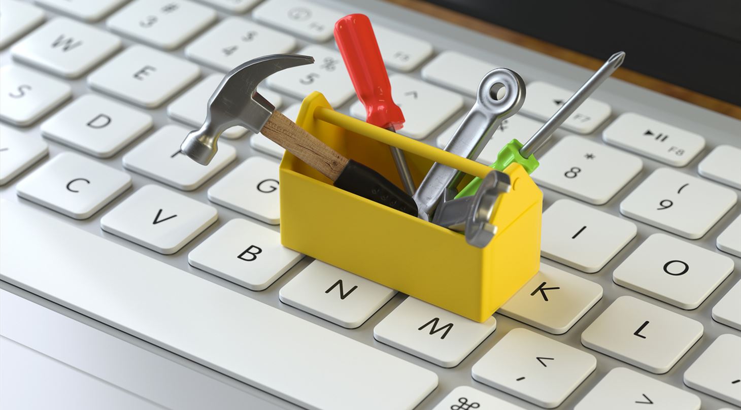 Billede af en fin gul v�rkt�jskasse, der st�r p� et tastatur. Credit: abluecup, iStock
